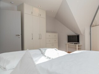 Neben einem eigenen TV bietet Ihnen der Master Bedroom auch ...