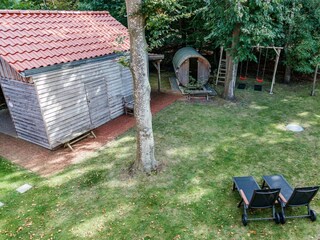 ... einen Balkon mit Ausblick in den Garten.