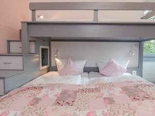 Das dritte Schlafzimmer ist mit einem Doppelbett und einem Etagenbett ausgestattet.