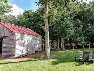 Neben der Sauna und den Sonnenliegen stehen hier auch Spielgeräte für Ihre Kinder zur Verfügung.