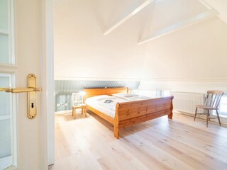 Das zweite Schlafzimmer befindet sich im Obergeschoss.