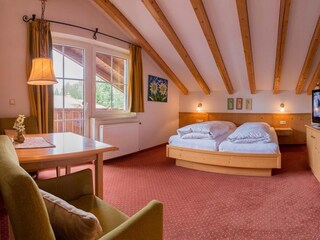 Landhaus Charlotte Seefeld Wohn- Schlafraum