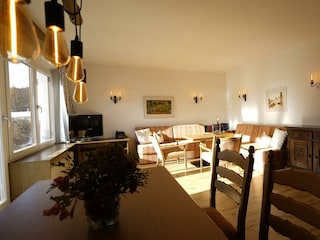 Wohnung 2 - Wohnzimmer mit Esseck und Sofa