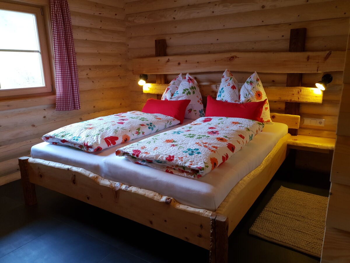 Schlafzimmer 1 mit Großen Zirbendoppelbett