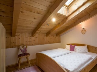 Schlafzimmer mit Dachschräge