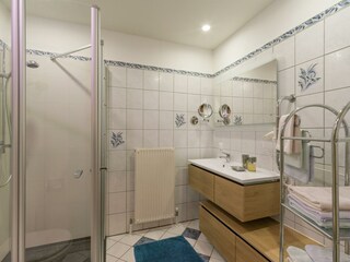 Badezimmer mit Dusche & WC