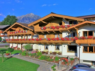 Marxenhof - links Appartementhaus, rechts Pension