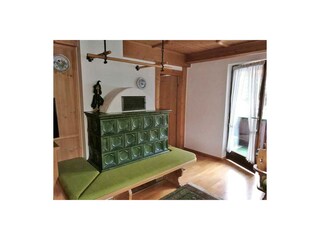 Kachelofen mit Ofenbank - Ferienwohnung Luise
