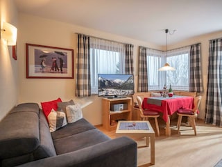 Wohnzimmer mit Esstisch- Ferienwohnung Top 8