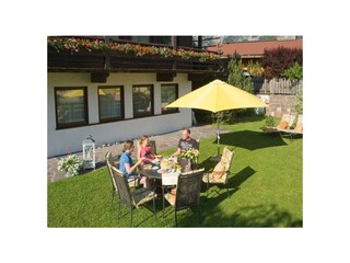 gemütliche Sitzgruppe im Garten - Aparthaus Rofan