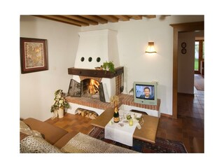 Wohnraum mit offenem Kamin - Ferienwohnung Seeberg