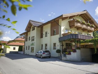 Hausansicht von der Straße -  App. Kinigadner