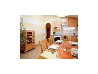 Küche mit Esstisch - Ferienwohnung Typ C