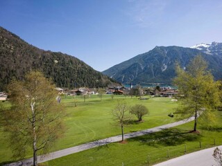 Blick zum Golfplatz und See vom Hotel Enzian aus