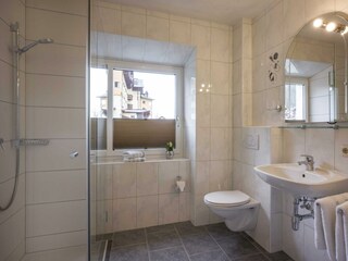 Badezimmer mit Dusche und WC - Top 3