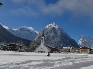 Kirche von Pertisau mit Tristenkopf im Hintergrund