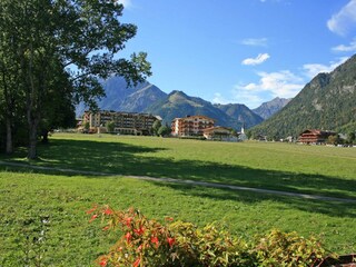 Blick vom Garten ins Dorf und Naturpark Karwendel