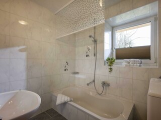 Bad mit Dusch-Badewanne, WC - Top 1