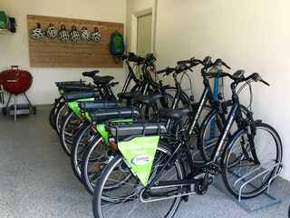 Garage mit E-City Bikes