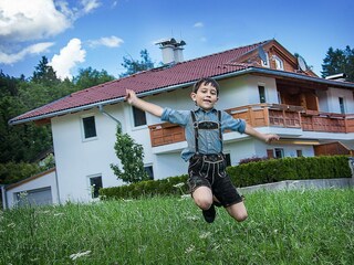 Gabriel beim Hüpfen