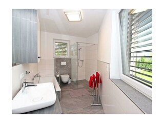 Bad mit Dusche, Badewanne und WC