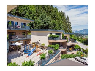 Außenansicht mit Spielplatz und Radverleih