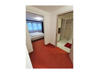 Blick in Schlafzimmer und Bad - Ferienwohnung