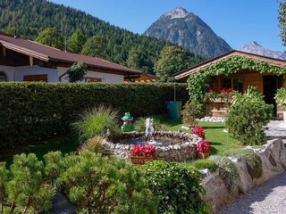 liebevoll angelegter Garten zum Entspannen