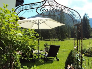 Garten mit Liegestühle zum Entspannen