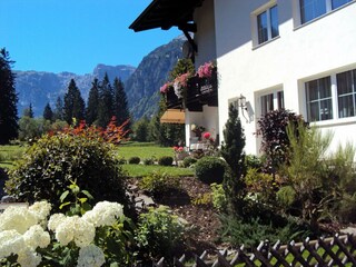 Pension Bergheim - Außenansicht mit Garten