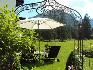 Garten mit Liegestühle zum Entspannen