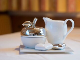 Frühstückstisch - Milch und Zucker