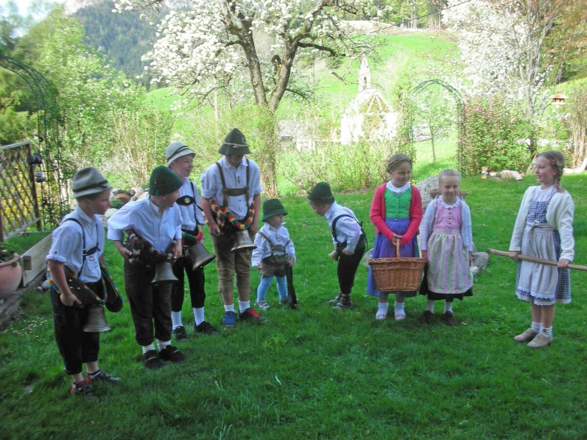 Tiroler Brauch - Grasausläuter im Frühjahr