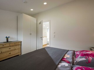 Kleines Schlafzimmer mit Doppelbett