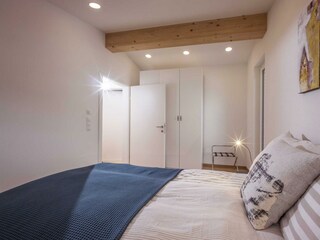 Großses Schlafzimmer mit Doppelbett