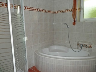Badezimmer mit Badewanne und Dusche