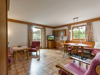 Wohnzimmer mit Balkon - 3-Zimmer-Appartement