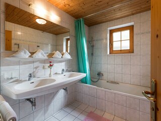 Badezimmer - 3-Zimmer-Appartement Landhaus Rofan