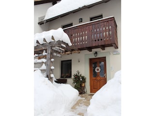 Eingang zum Mehrfamilienhaus, Balkon der Wohnung