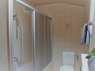 Bad - Badewanne mit Dusche - Bärenkopf Appartement