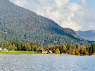 Blick von der anderen Seeseite auf den Hof