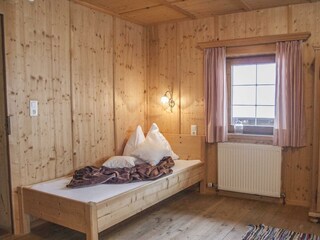 Schlafzimmer, Einzelbett im Ferienhaus Tuxerhof
