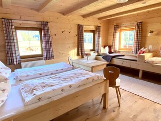 sonniges Zimmer mit Dusche und WC