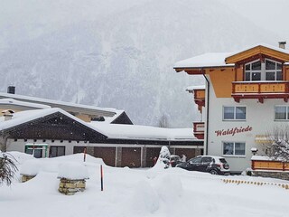 Winteraußenansicht und Umgebung