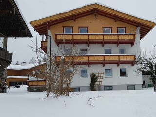 Winteraußenansicht vorne