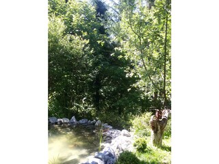 Gartenteich mit Wasserlauf