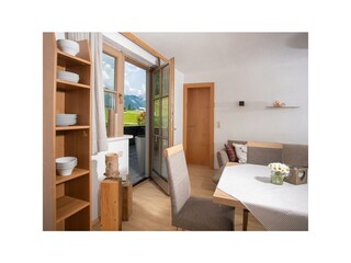 Wohnraum mit Zugang zum Balkon