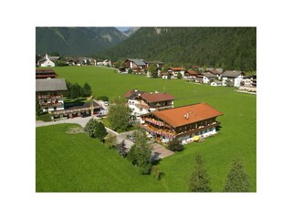 Landhaus Karwendel - Außenansicht im Sommer