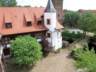 Flügelbau mit Brücke