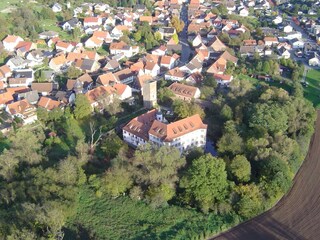 Luftbild Wasserschloss und Gemeinde Mosbach-Lohrbach